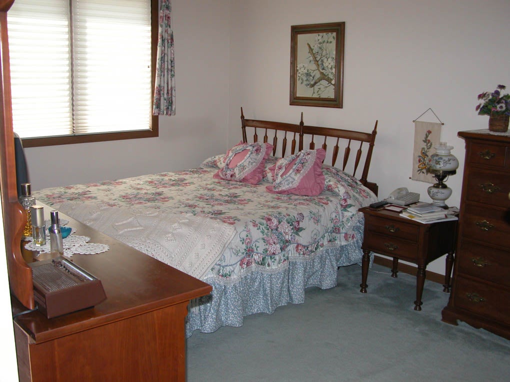 bedroom1.JPG